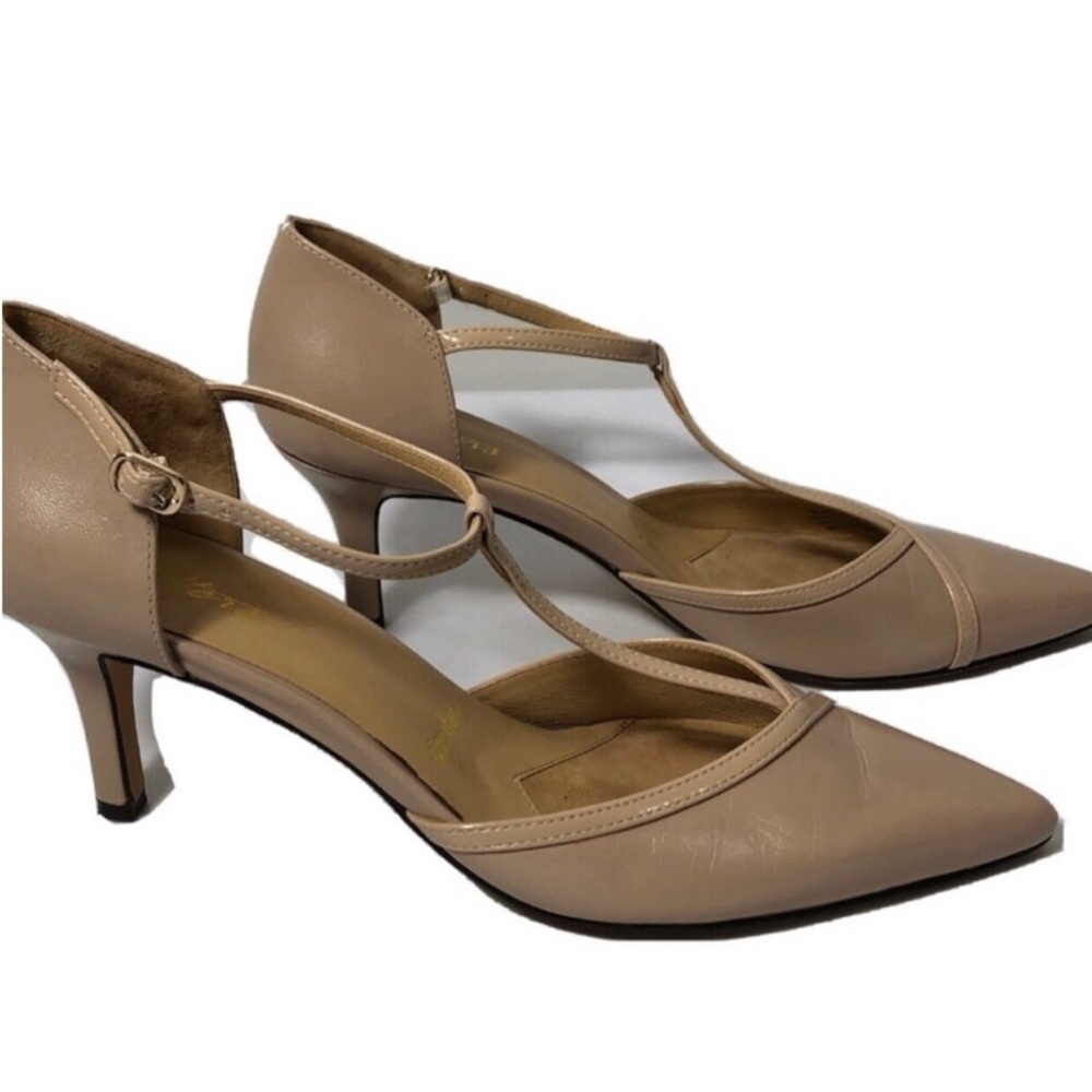 Trotters neutral leather patent pumps. Size 8.5. Narrow.